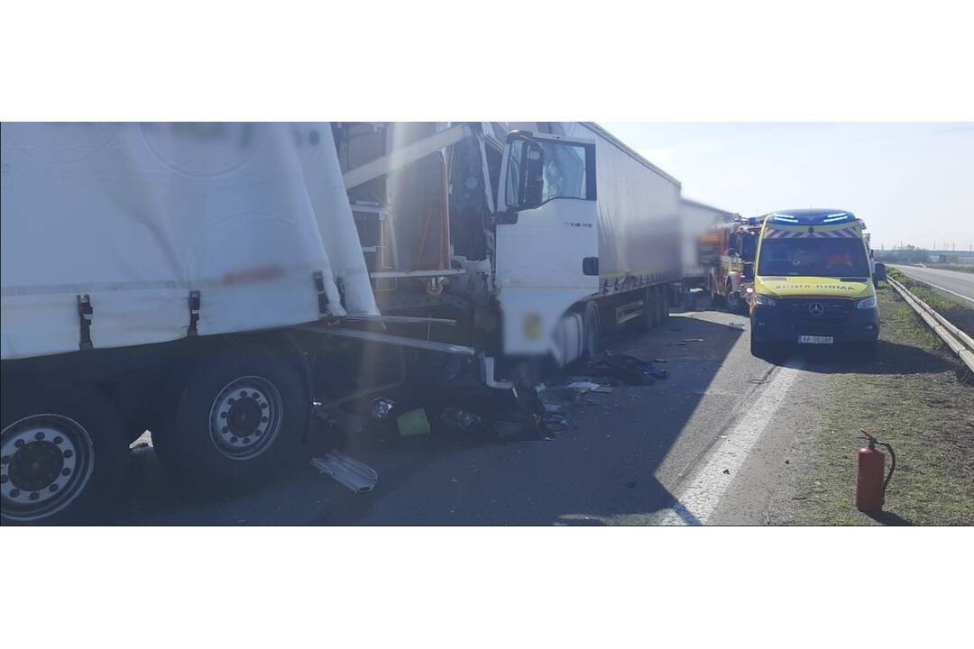 FOTO: Na D2 pri Lozorne sa zrazili kamióny, foto 1