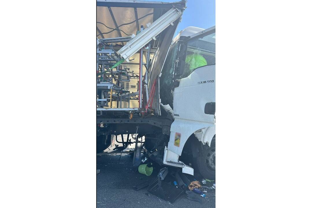 FOTO: Na D2 pri Lozorne sa zrazili kamióny, foto 2