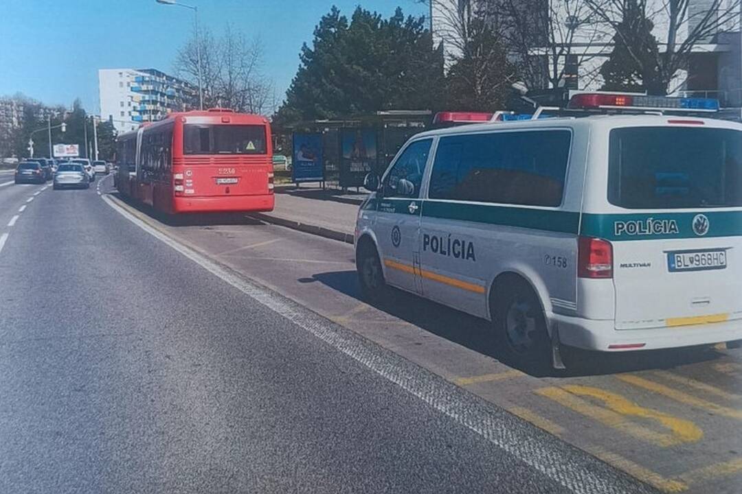 FOTO: Bratislavská polícia hľadá čierne auto z nehody na Tomášikovej ulici, foto 1