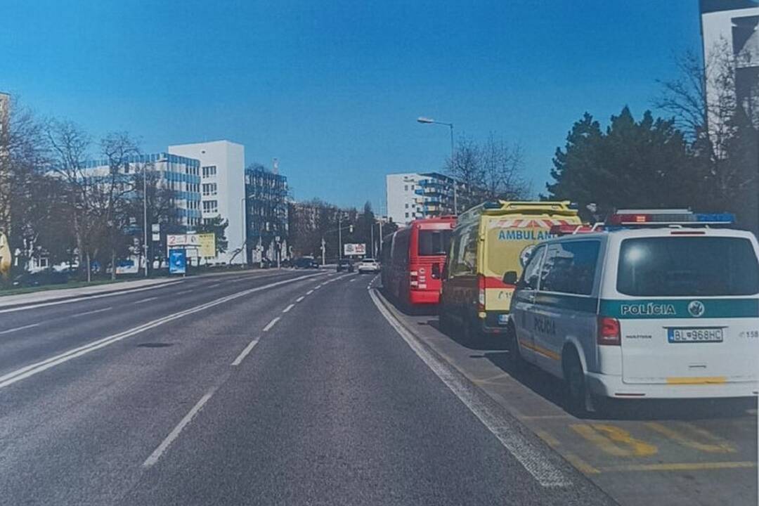 FOTO: Bratislavská polícia hľadá čierne auto z nehody na Tomášikovej ulici, foto 2