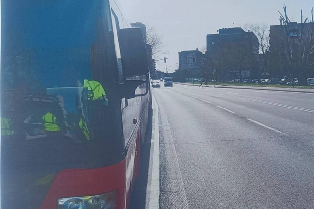 FOTO: Bratislavská polícia hľadá čierne auto z nehody na Tomášikovej ulici, foto 3