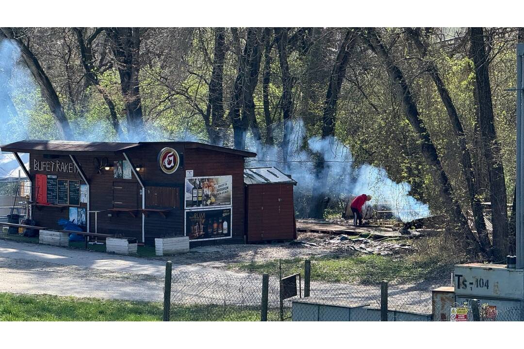 FOTO: Bufetár na petržalskej hrádzi podľa svedka zadymuje okolie už tri dni, foto 1
