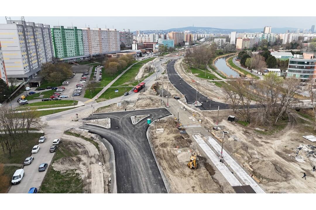 FOTO: Práce na električkovej trati v Petržalke napredujú , foto 3
