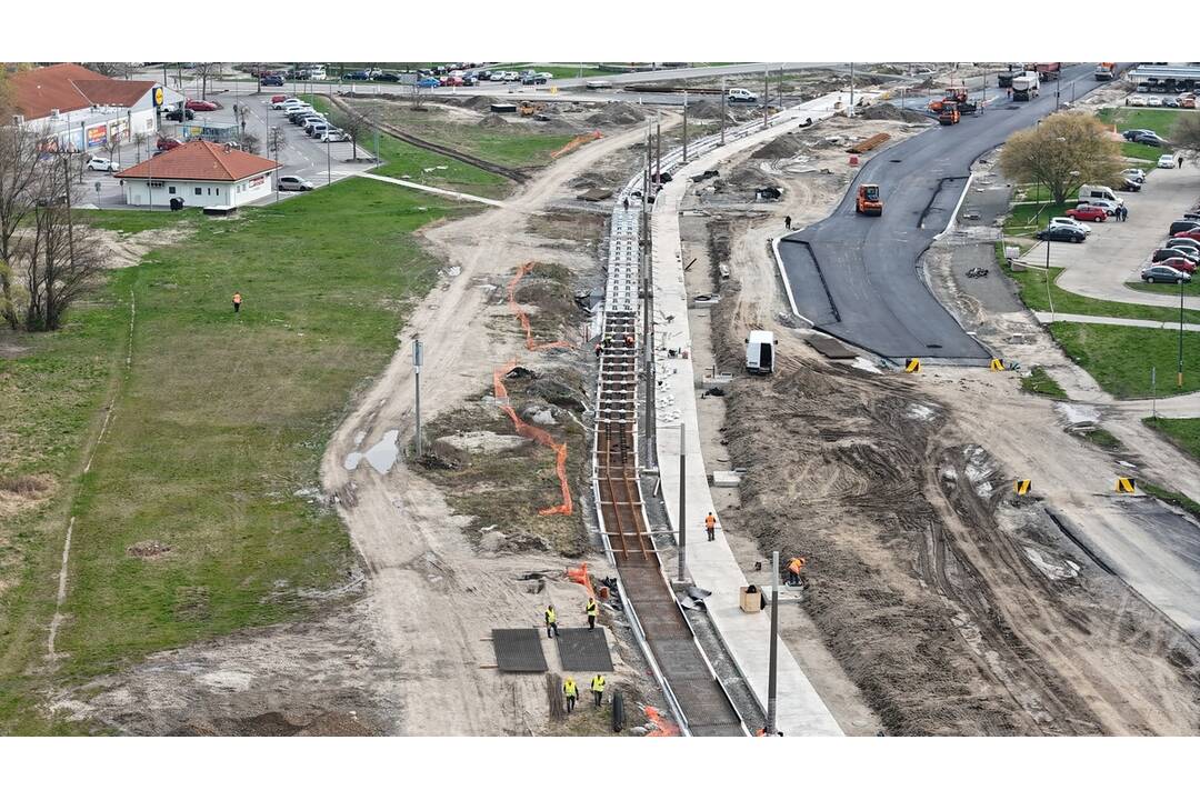 FOTO: Práce na električkovej trati v Petržalke napredujú , foto 5