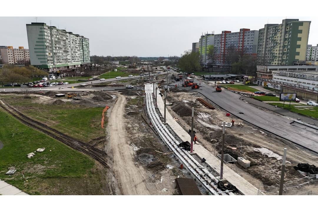 FOTO: Práce na električkovej trati v Petržalke napredujú , foto 6