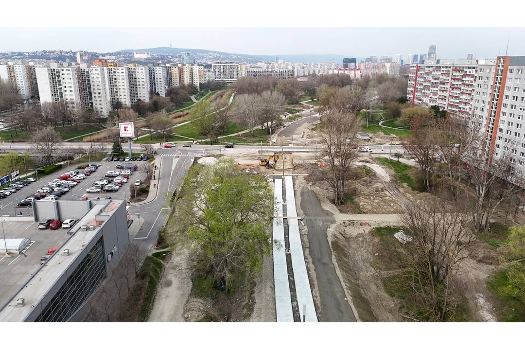FOTO: Práce na električkovej trati v Petržalke napredujú , foto 11