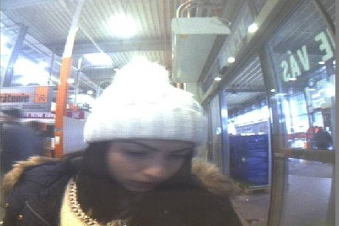 FOTO: Poznáte túto ženu? Polícia ju hľadá, pretože v Ružinove platila cudzou kartou, foto 1