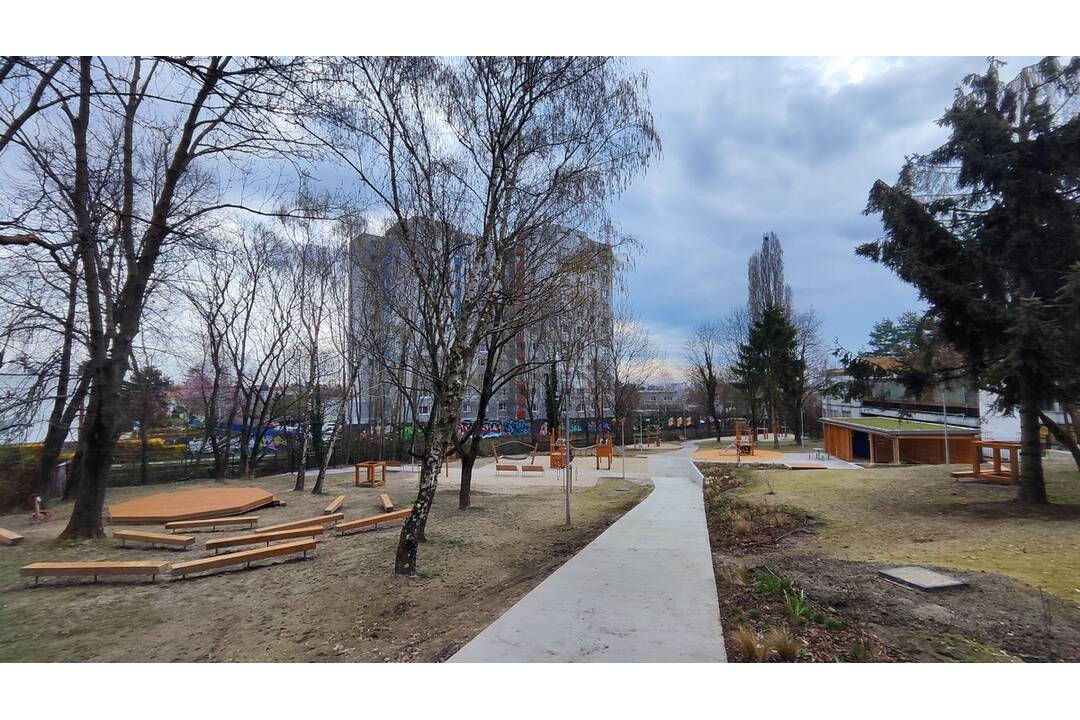 FOTO: V Rači dokončili rekonštrukciu parku na Strelkovej , foto 3