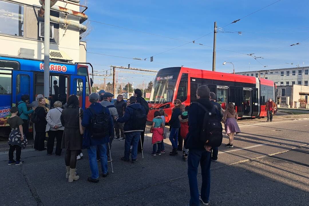 FOTO: Nevidiaci cestujúci si prešili vozidlá bratislavskej MHD, foto 13