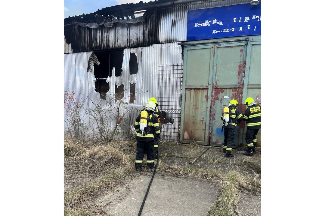 FOTO: V Stupave horela skladová hala, požiar mala úmyselne založiť neznáma osoba, foto 1