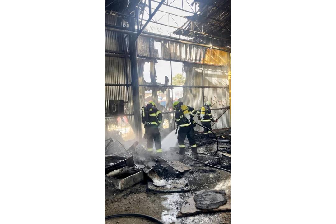FOTO: V Stupave horela skladová hala, požiar mala úmyselne založiť neznáma osoba, foto 3