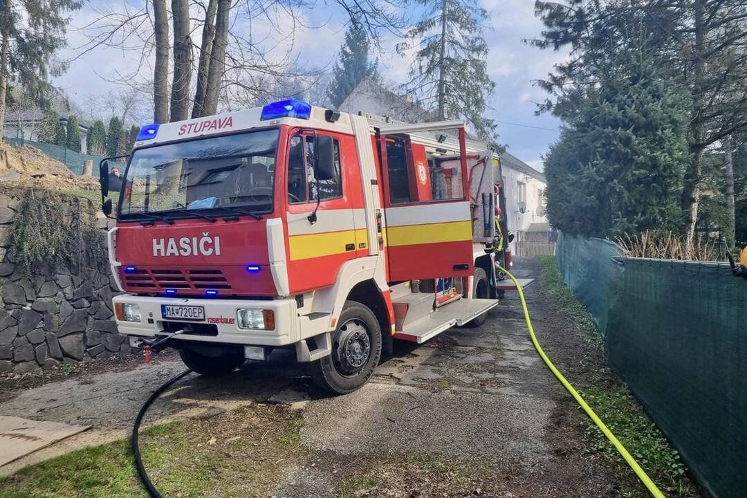 FOTO: Stupavskí hasiči zasahovali pri požiari v Borinke, foto 1
