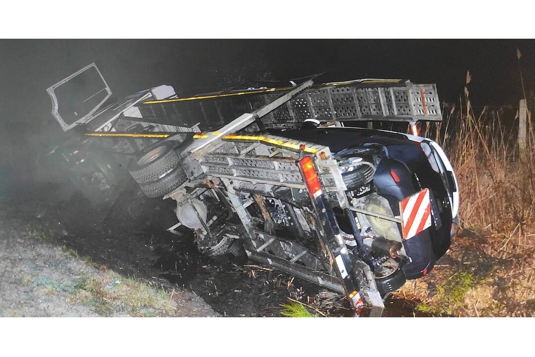 FOTO: Bratislavská polícia riešila počas noci prevrátený kamión a zrážku dvoch áut, foto 4