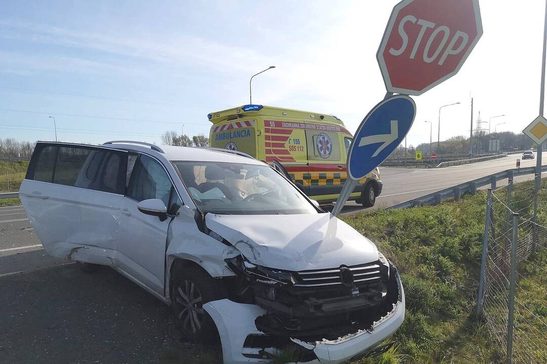 FOTO: Pred Rusovcami sa zrazili dve autá, foto 1