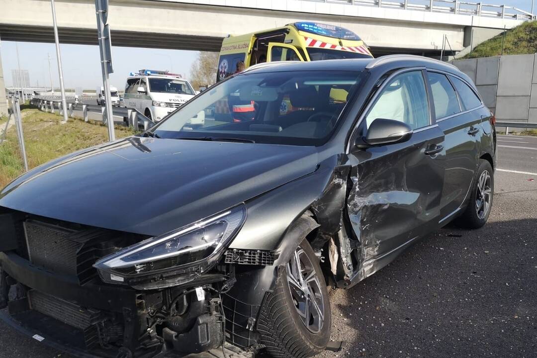 FOTO: Pred Rusovcami sa zrazili dve autá, foto 2