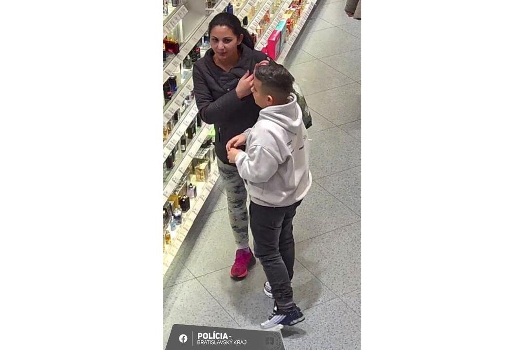 FOTO: Poznáte podozrivé osoby na fotografiách? Dopustili sa krádeže, foto 1