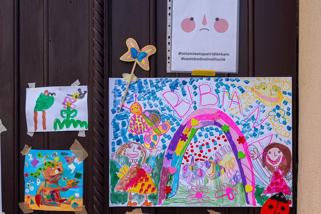 FOTO: Na vstupných dverách Bibiany sú nalepené detské kresby a odkazy, foto 4