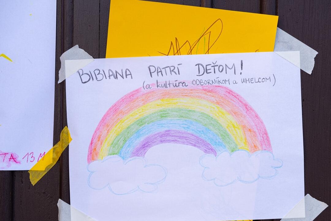 FOTO: Na vstupných dverách Bibiany sú nalepené detské kresby a odkazy, foto 5