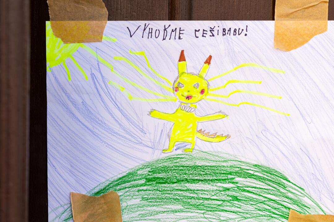 FOTO: Na vstupných dverách Bibiany sú nalepené detské kresby a odkazy, foto 6