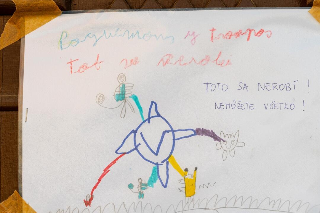 FOTO: Na vstupných dverách Bibiany sú nalepené detské kresby a odkazy, foto 7