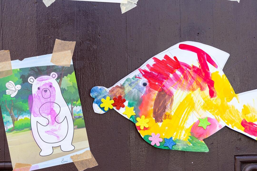 FOTO: Na vstupných dverách Bibiany sú nalepené detské kresby a odkazy, foto 9