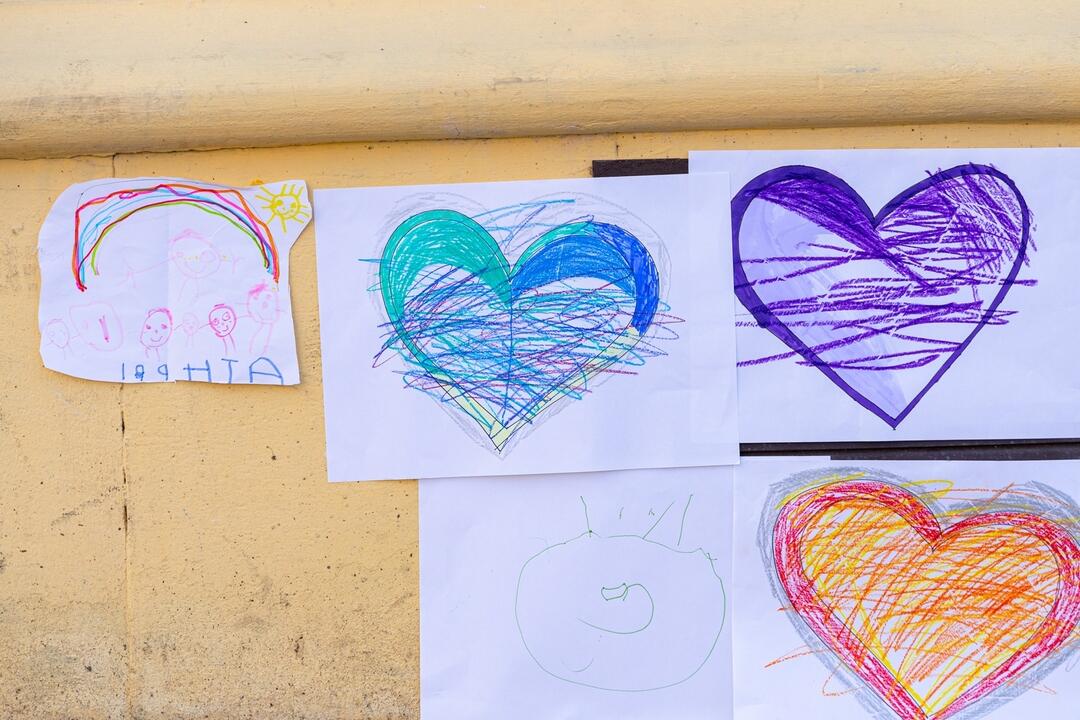 FOTO: Na vstupných dverách Bibiany sú nalepené detské kresby a odkazy, foto 11