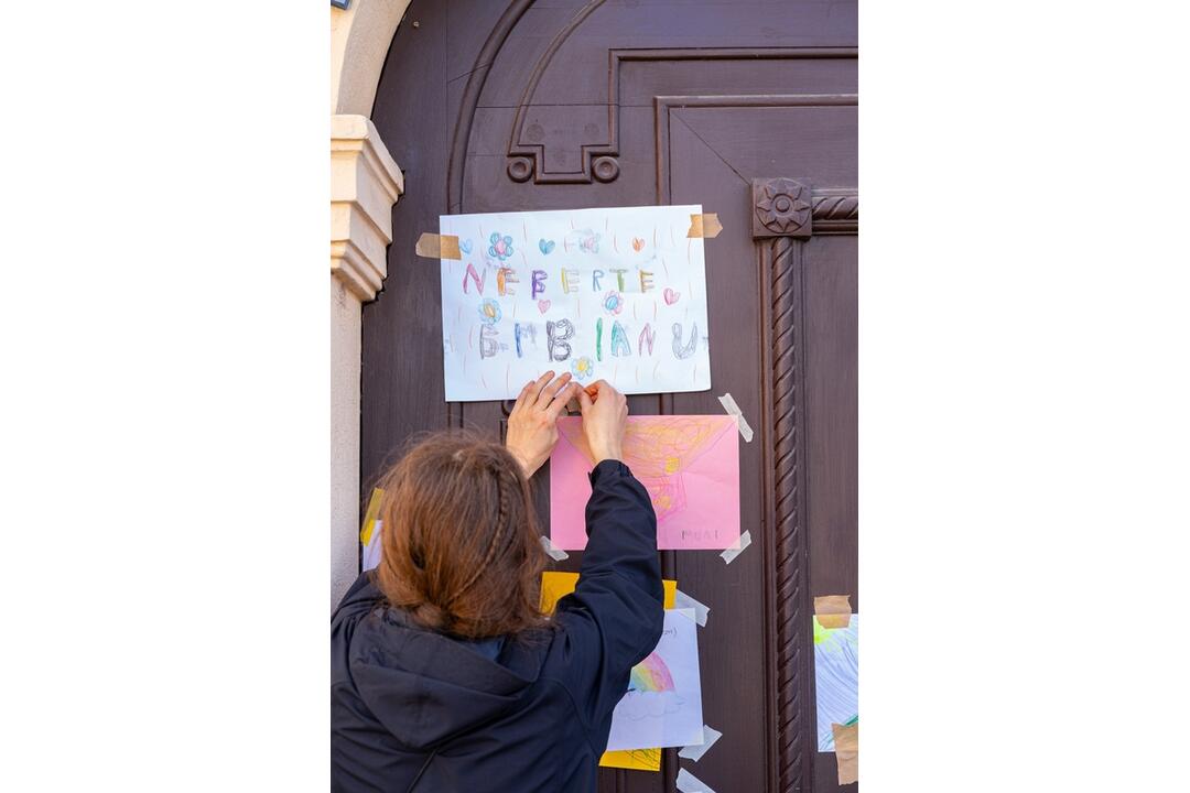 FOTO: Na vstupných dverách Bibiany sú nalepené detské kresby a odkazy, foto 12