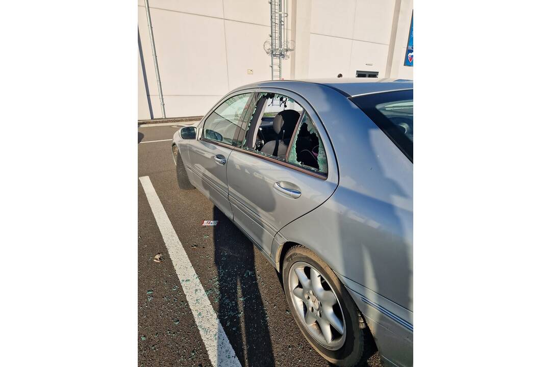 FOTO: Pri Kauflande v Devínskej Novej Vsi niekto zdemoloval auto, foto 1