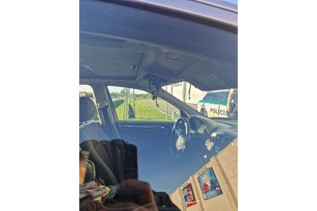 FOTO: Pri Kauflande v Devínskej Novej Vsi niekto zdemoloval auto, foto 2