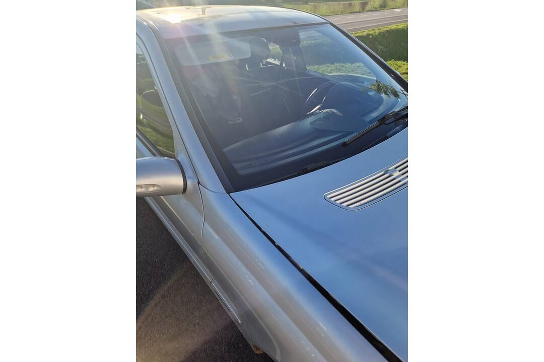 FOTO: Pri Kauflande v Devínskej Novej Vsi niekto zdemoloval auto, foto 3