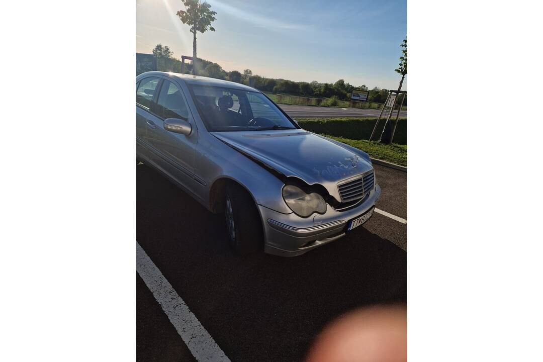 FOTO: Pri Kauflande v Devínskej Novej Vsi niekto zdemoloval auto, foto 4