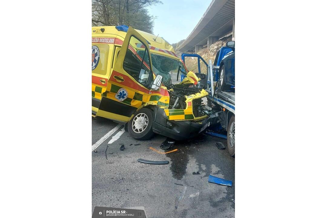 FOTO: Tragédia pri Mýtnej. Zrážku záchranky a vozidla odťahovej služby neprežil 63-ročný muž , foto 1