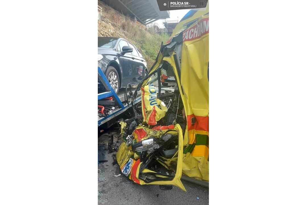 FOTO: Tragédia pri Mýtnej. Zrážku záchranky a vozidla odťahovej služby neprežil 63-ročný muž , foto 3