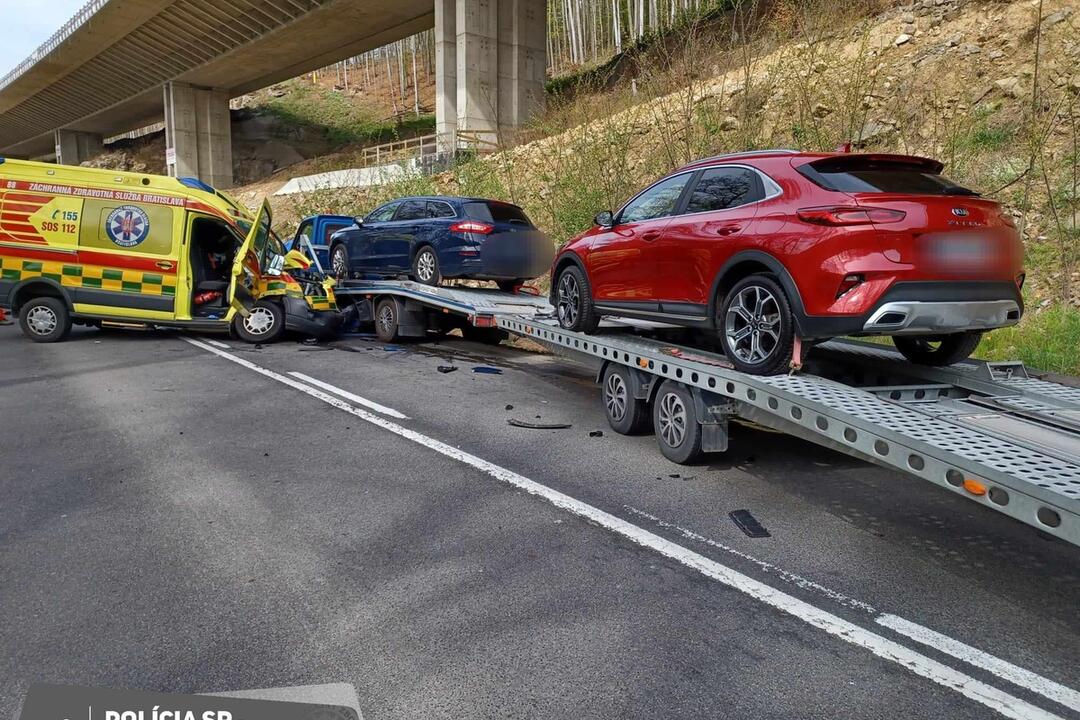 FOTO: Tragédia pri Mýtnej. Zrážku záchranky a vozidla odťahovej služby neprežil 63-ročný muž , foto 4