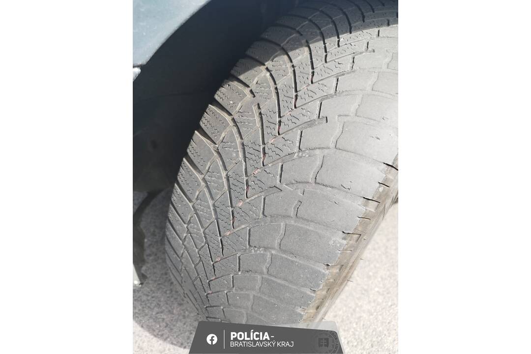 FOTO: Petržalský vodič mal pneumatiky hladké ako na formule, foto 1