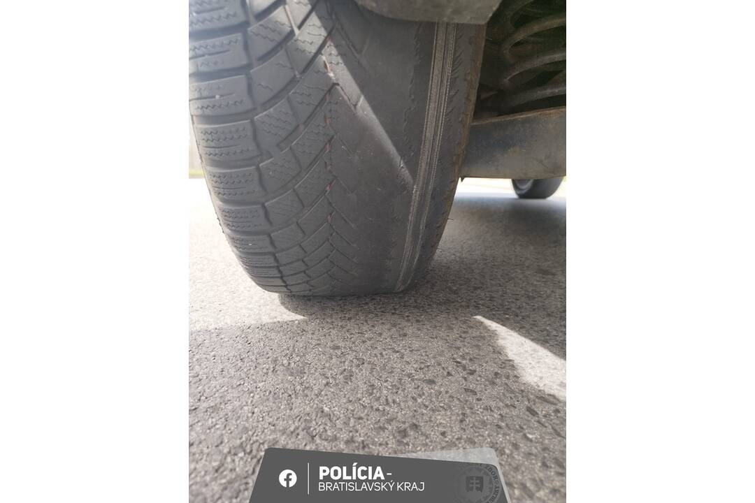 FOTO: Petržalský vodič mal pneumatiky hladké ako na formule, foto 2