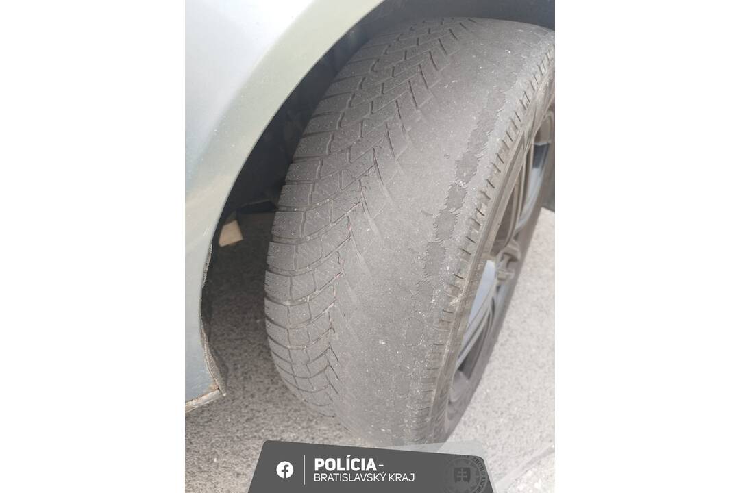 FOTO: Petržalský vodič mal pneumatiky hladké ako na formule, foto 3