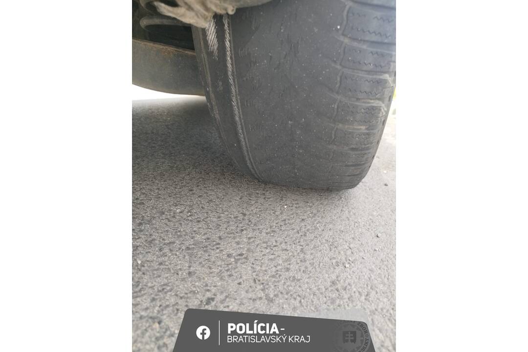 FOTO: Petržalský vodič mal pneumatiky hladké ako na formule, foto 4