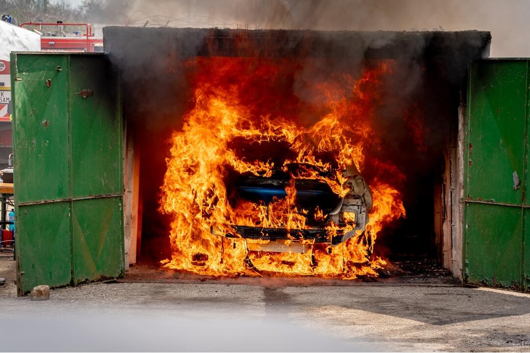 FOTO: Zábery ako z akčného filmu. Hasiči si trénovali hasenie áut v uzavretom priestore, foto 4