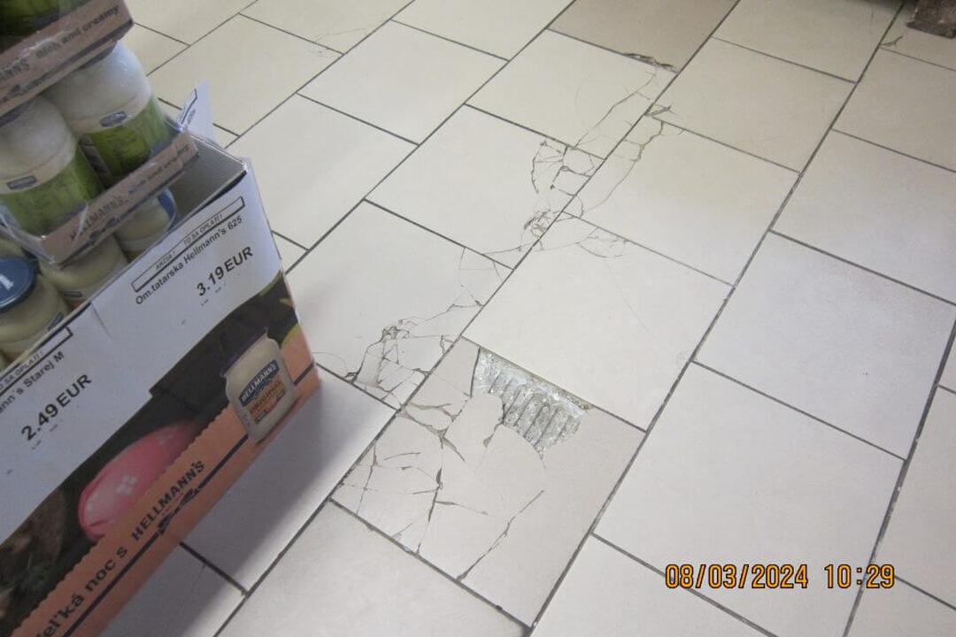 FOTO: Inšpektori v predajniach s potravinami odhalili viacero nedostatkov, foto 12