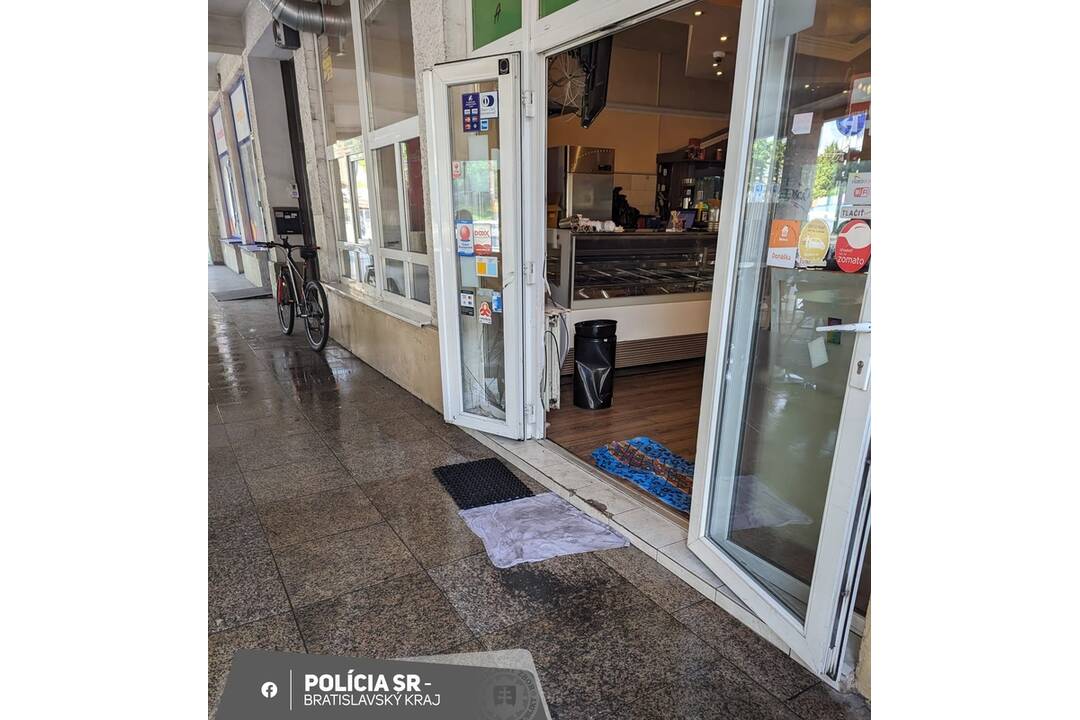 FOTO: Bratislavskí kuriér motorkou rozrazil dvere prevádzky, foto 1