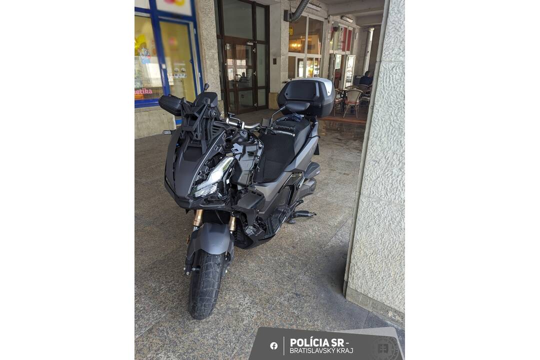 FOTO: Bratislavskí kuriér motorkou rozrazil dvere prevádzky, foto 2