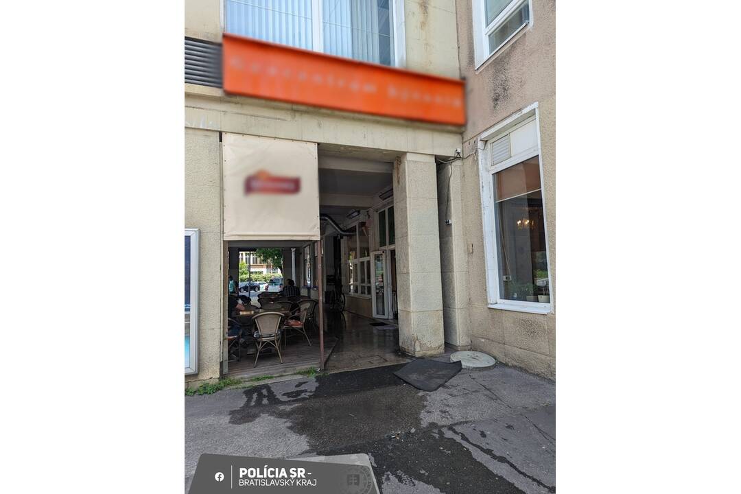 FOTO: Bratislavskí kuriér motorkou rozrazil dvere prevádzky, foto 3