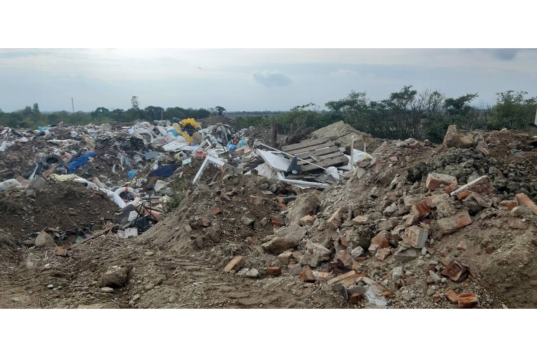 FOTO: Muž z Dunajskej Stredy vytvoril pri Bratislave nelegálnu skládku 200-tisíc ton odpadu, nebolo to prvýkrát, foto 1