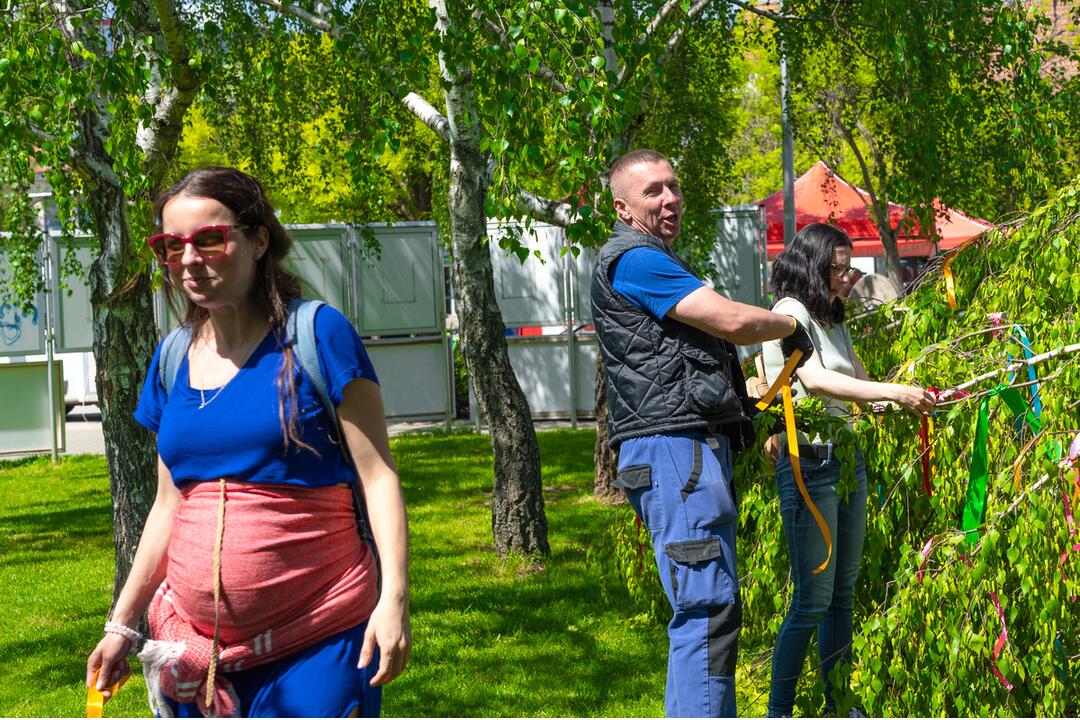 FOTO: Takto stavali máj v Senci. S veľa stužkami a úsmevom na tvári, foto 1