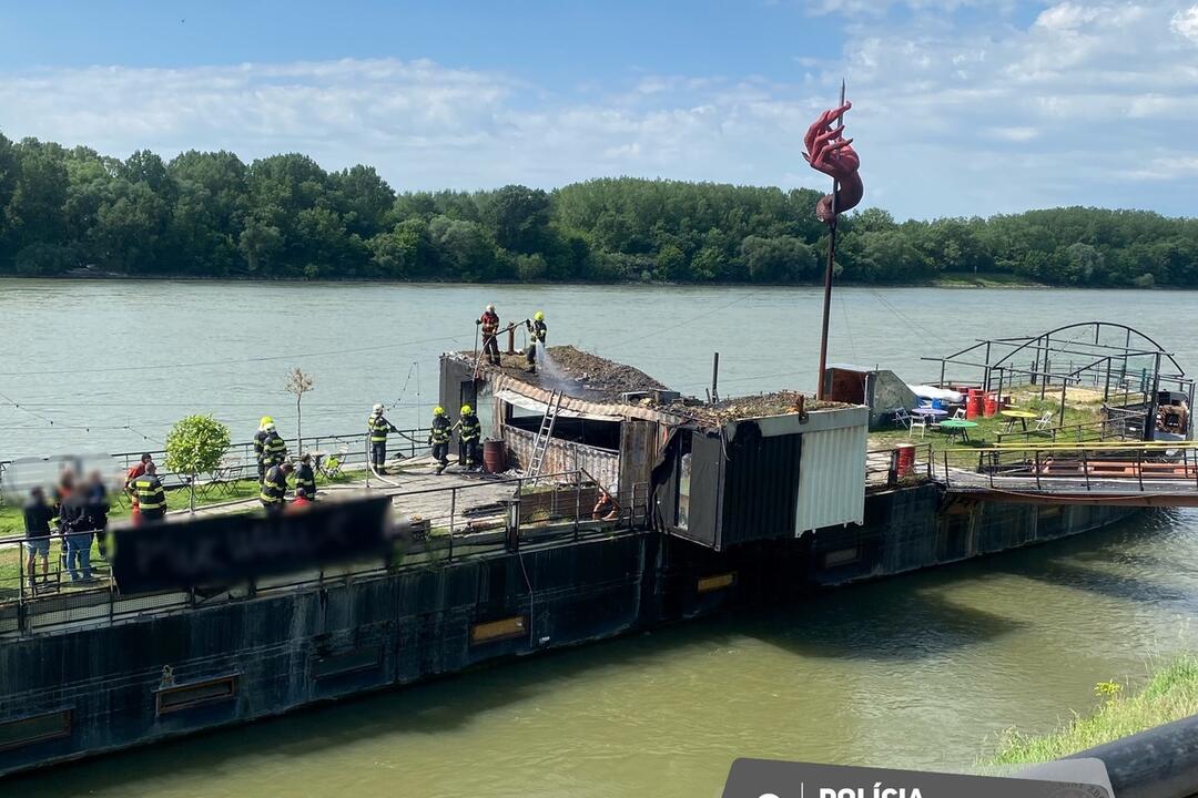 FOTO: Požiar podniku Pink Whale na Dunaji, foto 1