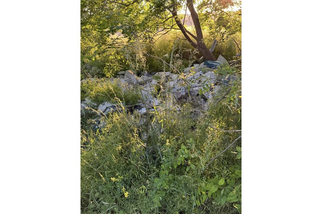 FOTO: Skládka za železničnou stanicou v Rovinke obyvateľov trápi už dva roky, foto 9