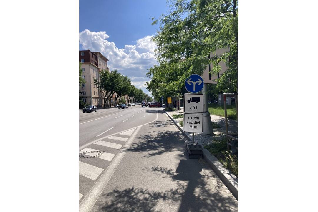 FOTO:  Pre uzáveru na Vajnorskej na ulici uviazli už viaceré kamióny, foto 3