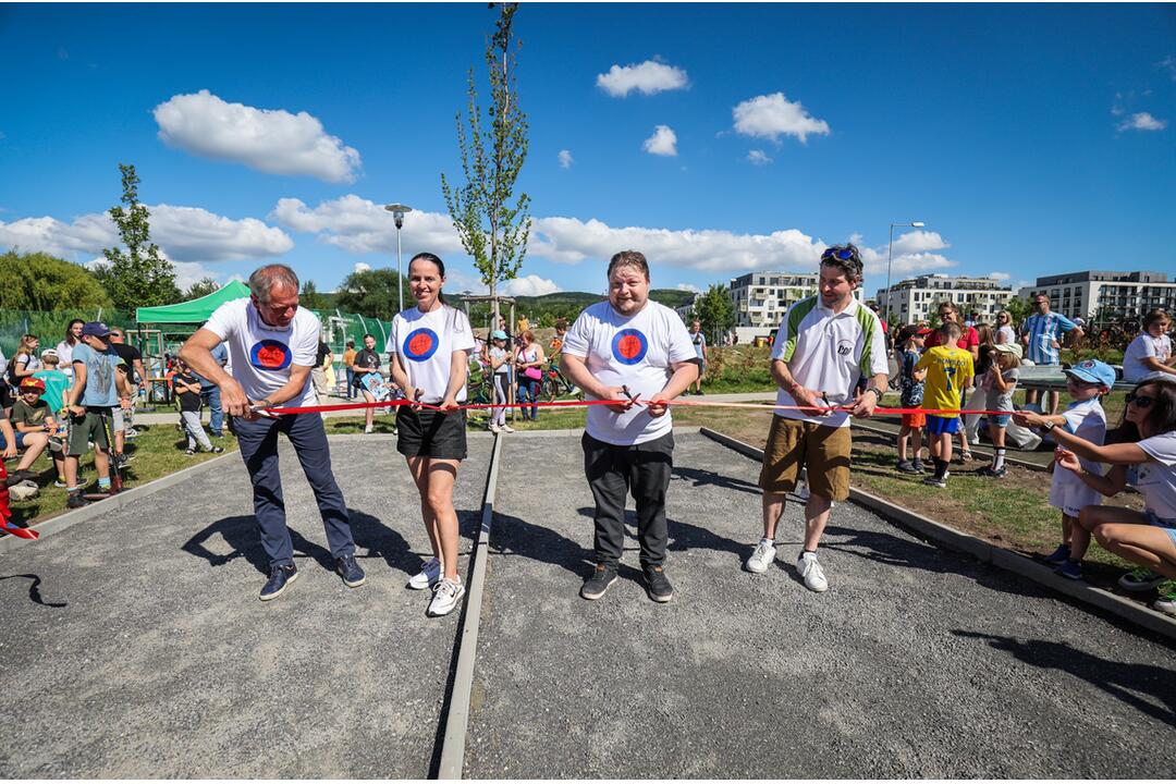FOTO: V Záhorskej Bystrici otvorili multifunkčné ihrisko hráči ŠK Slovan Bratislava a petangové dráhy pokrstil Lasky , foto 5