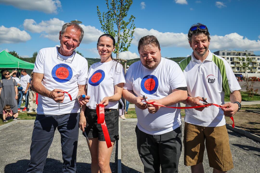 FOTO: V Záhorskej Bystrici otvorili multifunkčné ihrisko hráči ŠK Slovan Bratislava a petangové dráhy pokrstil Lasky , foto 6